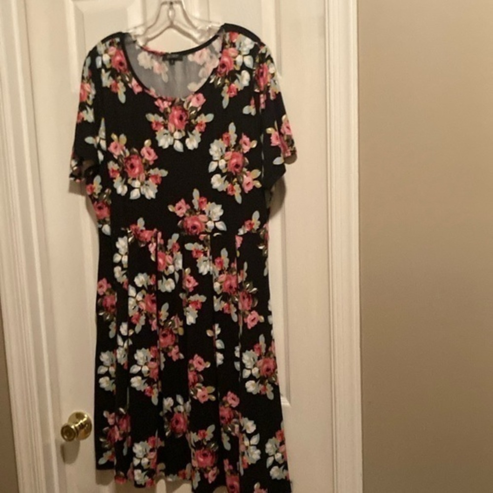 Chic Floral Midi Dress in‎ Black and Pink